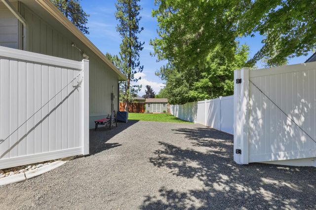 1013 E Blackhawk Dr, Spokane, WA 99208