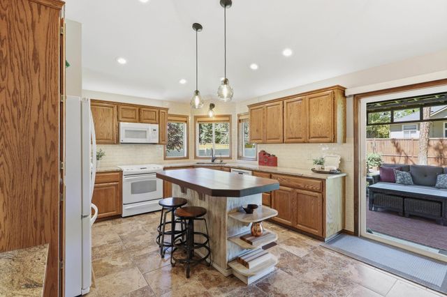 1013 E Blackhawk Dr, Spokane, WA 99208