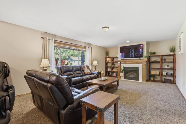 1013 E Blackhawk Dr, Spokane, WA 99208