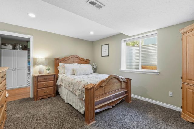 1013 E Blackhawk Dr, Spokane, WA 99208