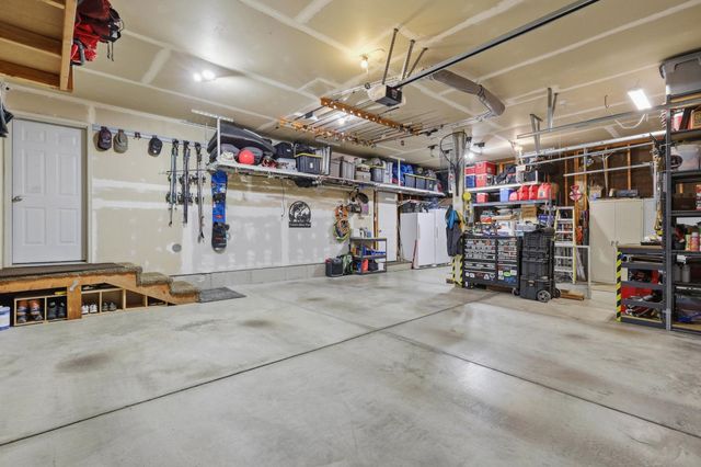 1013 E Blackhawk Dr, Spokane, WA 99208