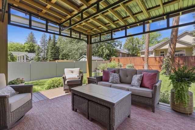 1013 E Blackhawk Dr, Spokane, WA 99208