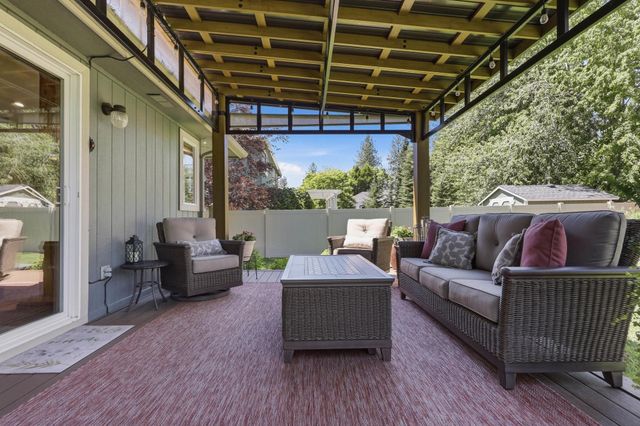 1013 E Blackhawk Dr, Spokane, WA 99208