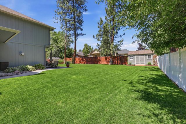 1013 E Blackhawk Dr, Spokane, WA 99208