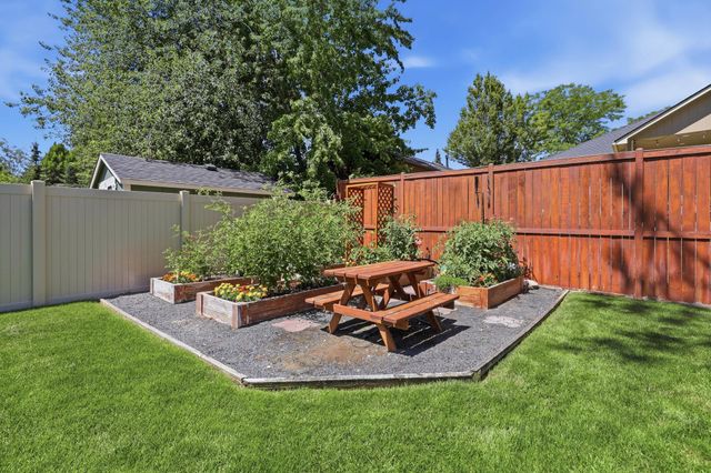 1013 E Blackhawk Dr, Spokane, WA 99208