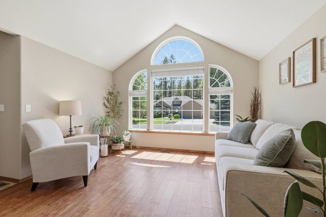 1013 E Blackhawk Dr, Spokane, WA 99208