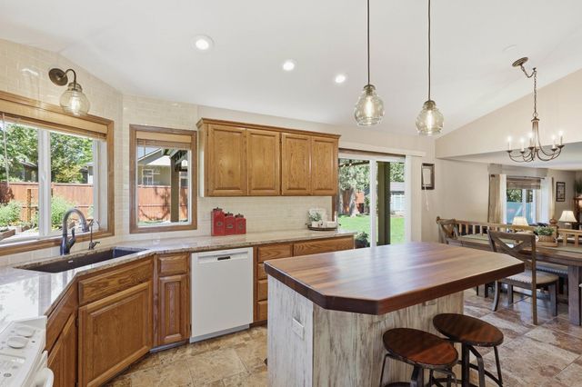 1013 E Blackhawk Dr, Spokane, WA 99208
