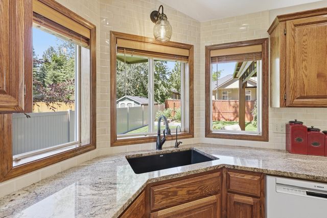 1013 E Blackhawk Dr, Spokane, WA 99208