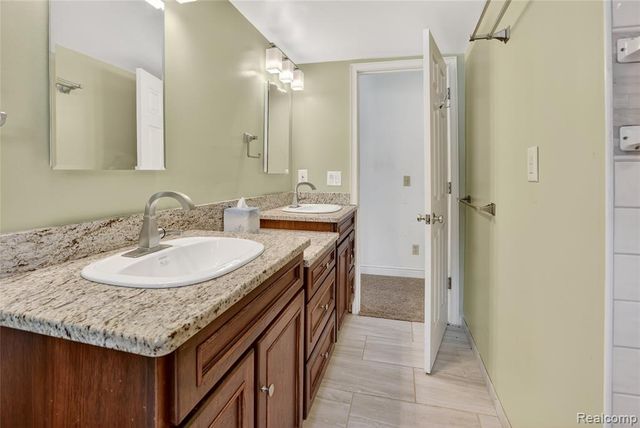 735 Huntington Road, Grand Blanc, MI 48439