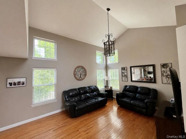 24 Waterford Circle, Washingtonville, NY 10992