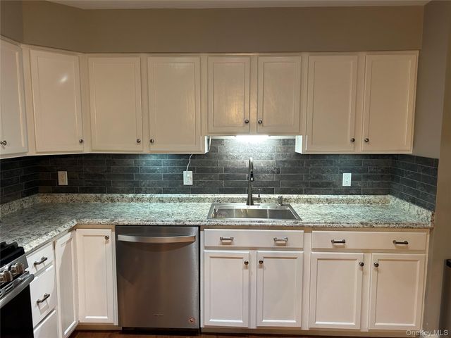 24 Waterford Circle, Washingtonville, NY 10992