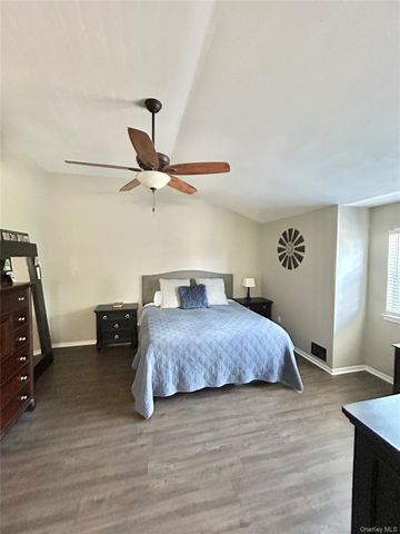 24 Waterford Circle, Washingtonville, NY 10992