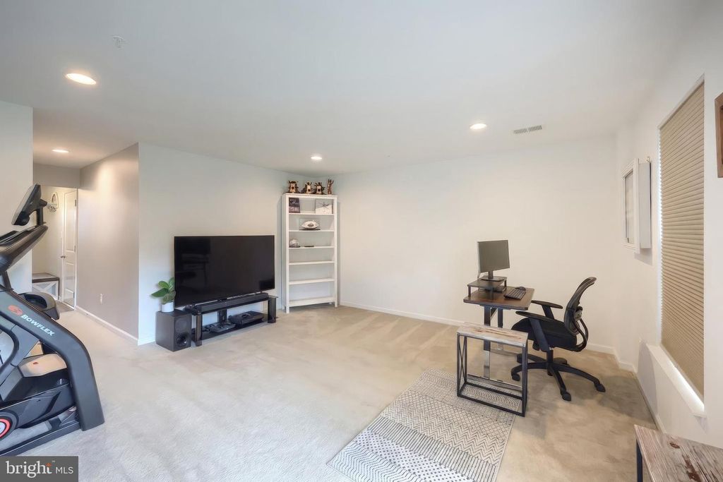 Image 14 of property listing at 1247 RANNOCH LN, York, PA 17403