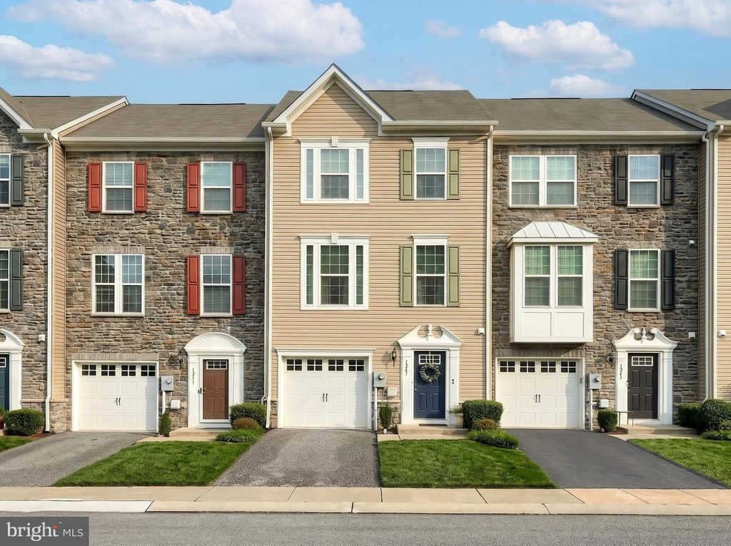 Image 3 of property listing at 1247 RANNOCH LN, York, PA 17403