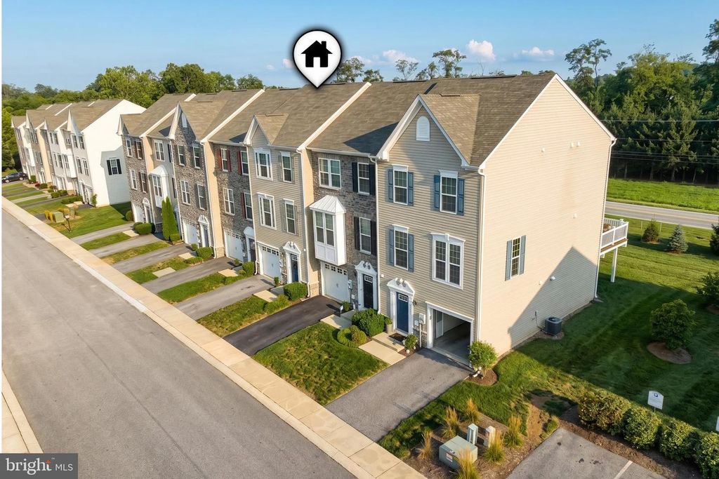 Image 4 of property listing at 1247 RANNOCH LN, York, PA 17403