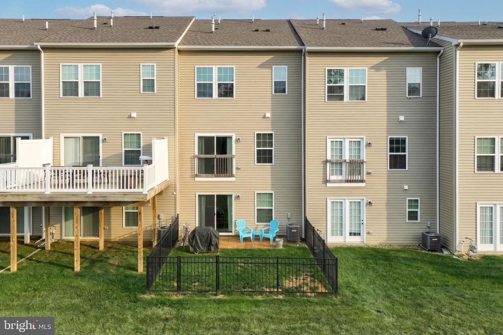 Image 5 of property listing at 1247 RANNOCH LN, York, PA 17403