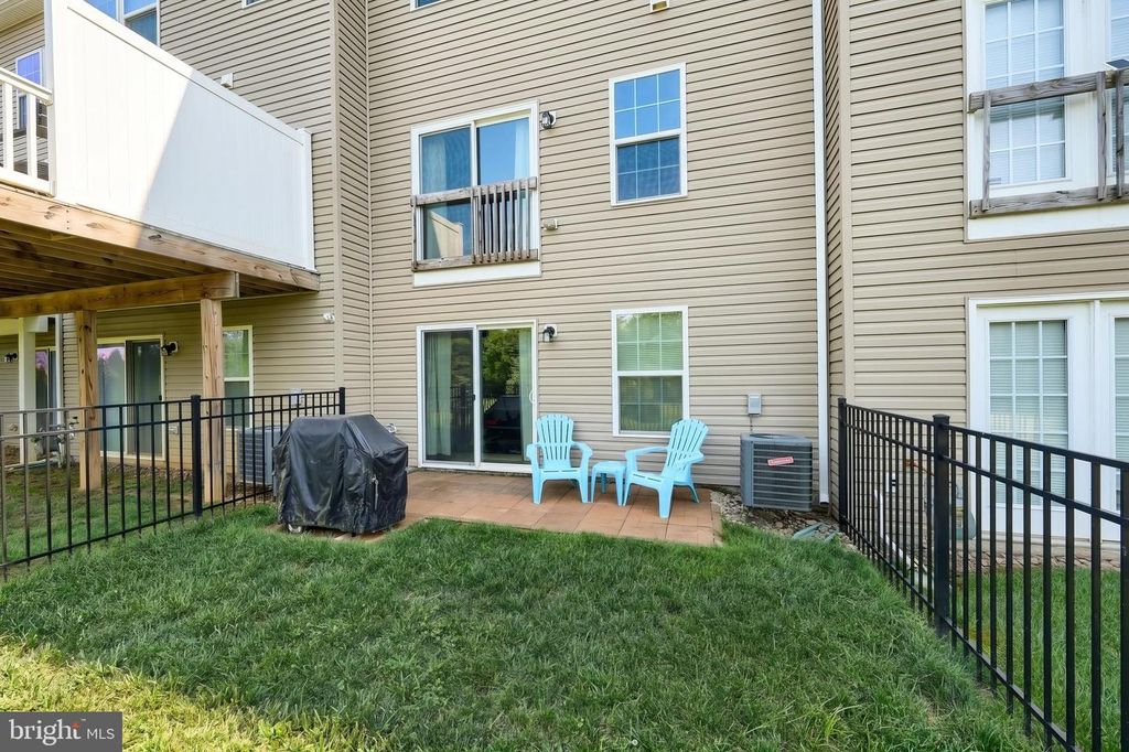 Image 8 of property listing at 1247 RANNOCH LN, York, PA 17403