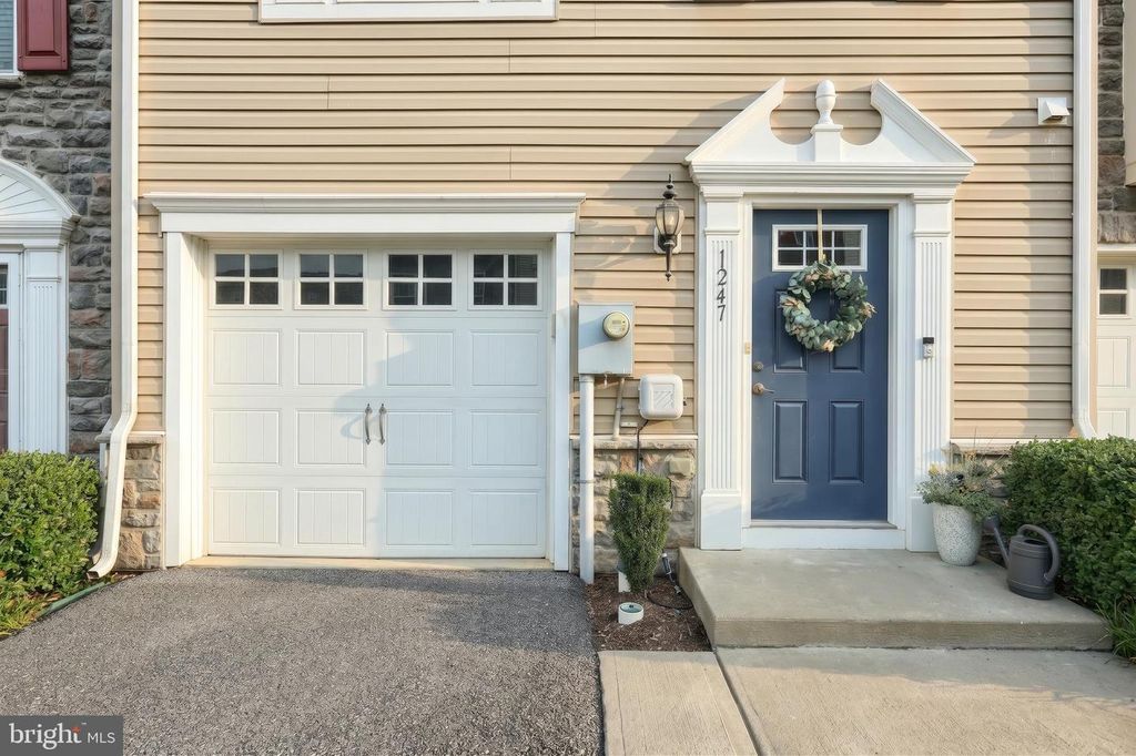Image 9 of property listing at 1247 RANNOCH LN, York, PA 17403