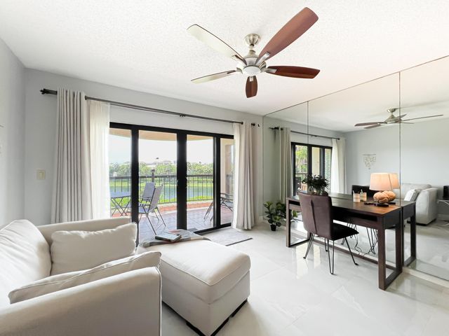 301 Ocean Bluffs Boulevard 202, Jupiter, FL 33477