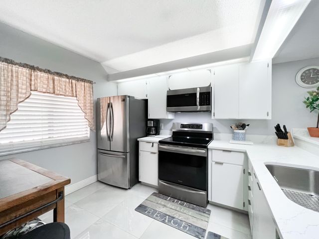 301 Ocean Bluffs Boulevard 202, Jupiter, FL 33477