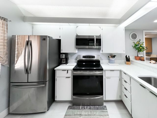 301 Ocean Bluffs Boulevard 202, Jupiter, FL 33477