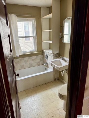 2340 S 35th Street, Omaha, NE 68105