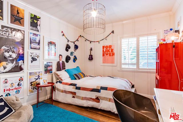 3909 Longview Valley Road, Sherman Oaks, CA 91423