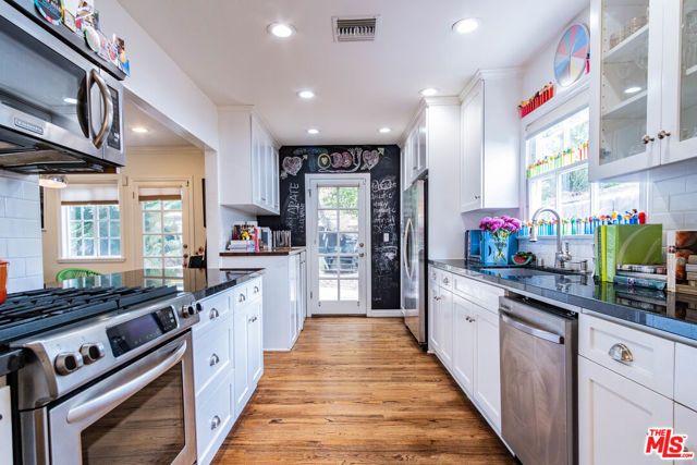 3909 Longview Valley Road, Sherman Oaks, CA 91423