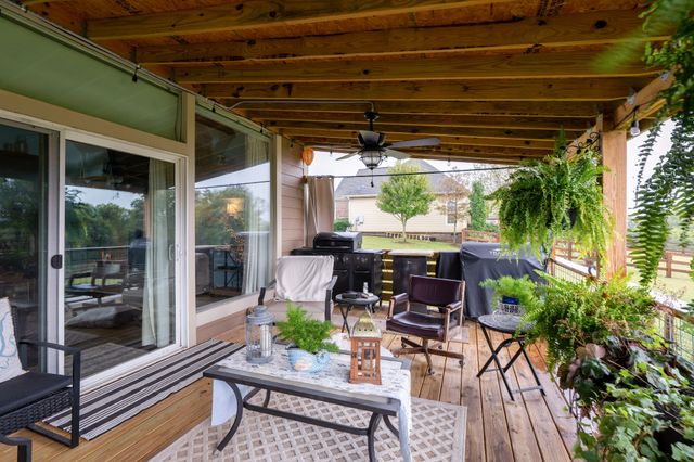 1855 Lochlann Dr, Culleoka, TN 38451