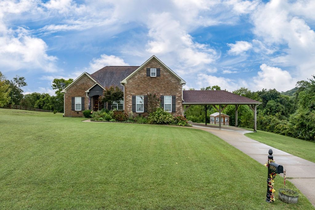 1855 Lochlann Dr, Culleoka, TN 38451