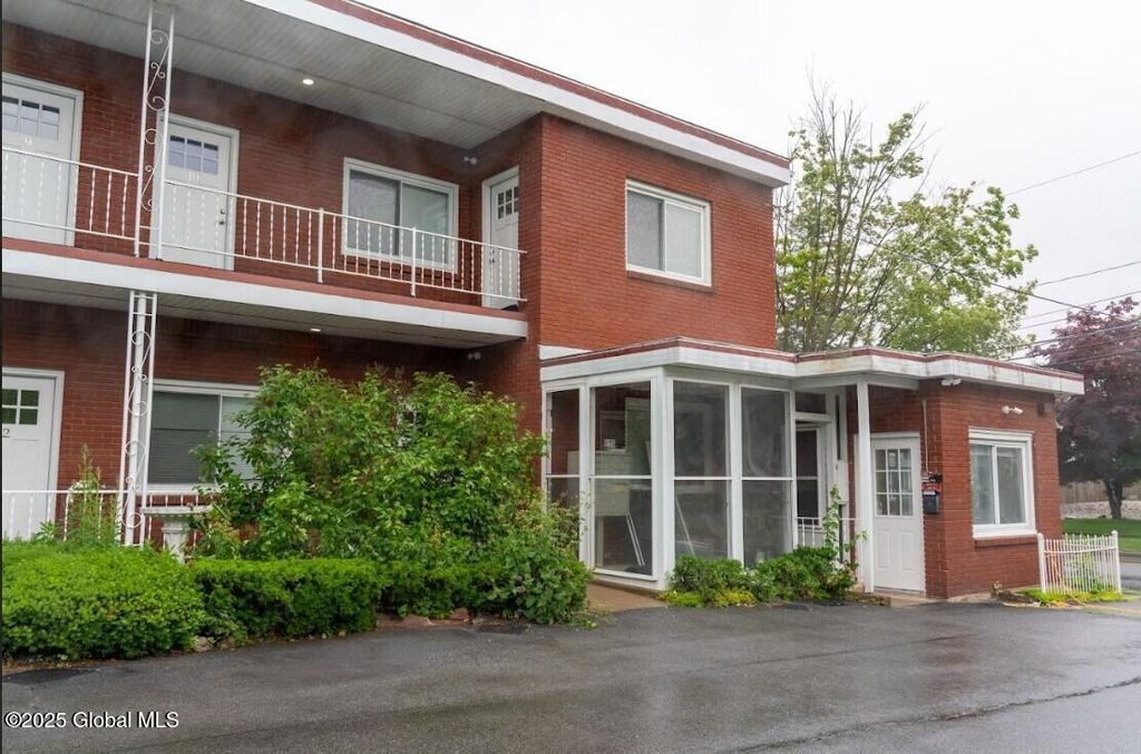 195 South Broadway 7, Saratoga Springs, NY 12866