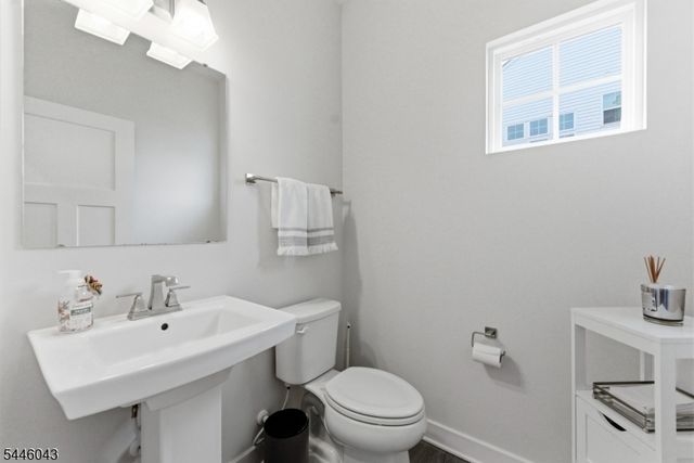 22 Oakwood Blvd, Union Twp., NJ 08827