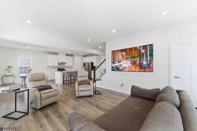 22 Oakwood Blvd, Union Twp., NJ 08827