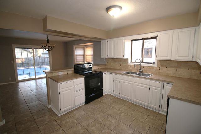 2440 N Bromfield Cir, Wichita, KS 67226