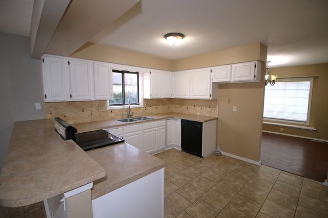 2440 N Bromfield Cir, Wichita, KS 67226