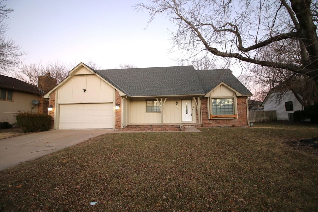 2440 N Bromfield Cir, Wichita, KS 67226