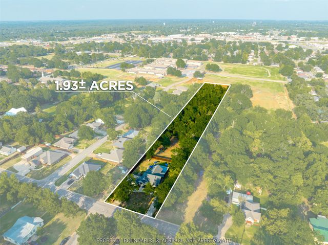 240 30th Street NE, Paris, TX 75460
