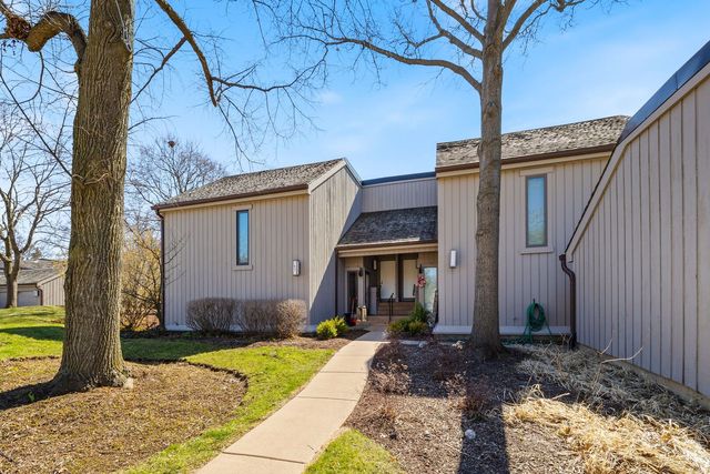 97 W Thornhill Lane A, Lake Barrington, IL 60010