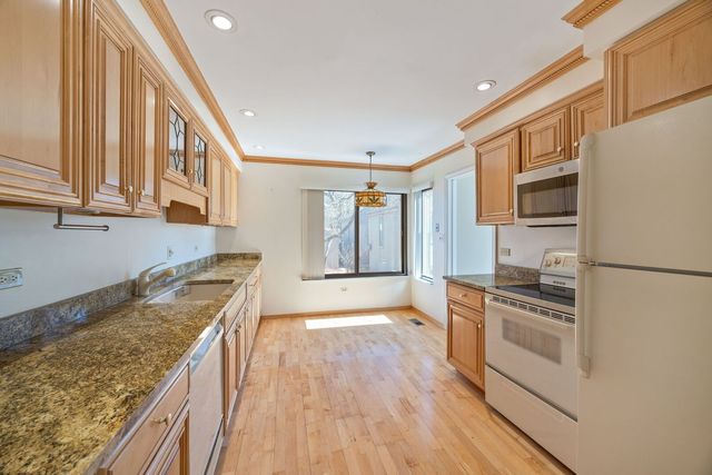 97 W Thornhill Lane A, Lake Barrington, IL 60010