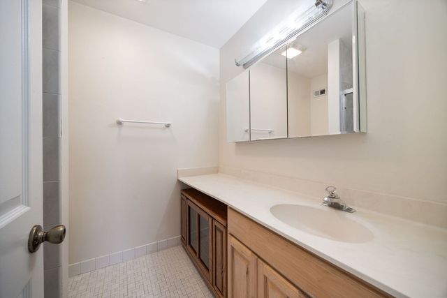 97 W Thornhill Lane A, Lake Barrington, IL 60010