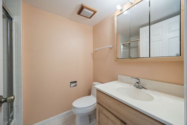 97 W Thornhill Lane A, Lake Barrington, IL 60010