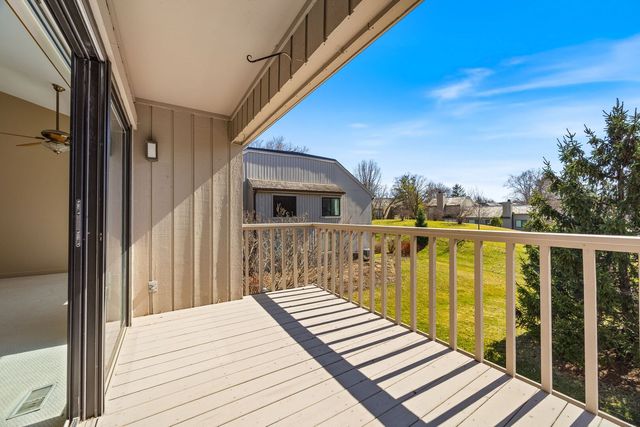 97 W Thornhill Lane A, Lake Barrington, IL 60010