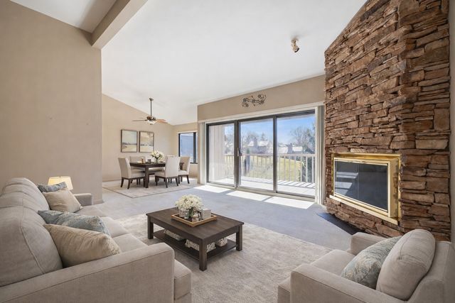 97 W Thornhill Lane A, Lake Barrington, IL 60010