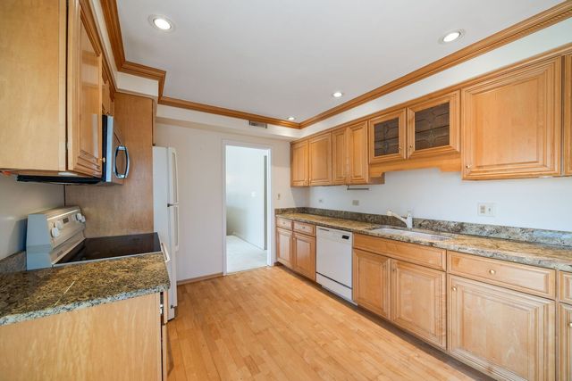 97 W Thornhill Lane A, Lake Barrington, IL 60010