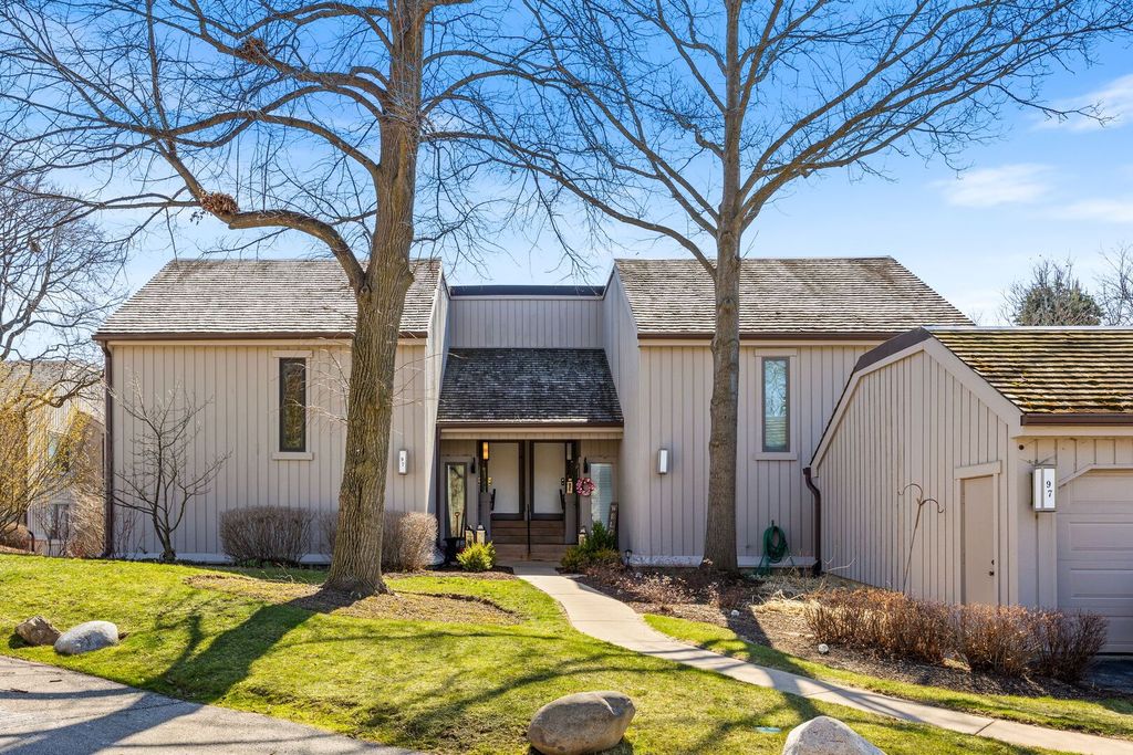 97 W Thornhill Lane A, Lake Barrington, IL 60010