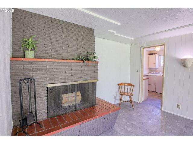 7077 MAIN St, Springfield, OR 97478