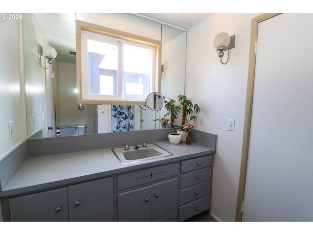 7077 MAIN St, Springfield, OR 97478