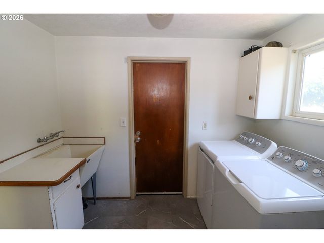 7077 MAIN St, Springfield, OR 97478