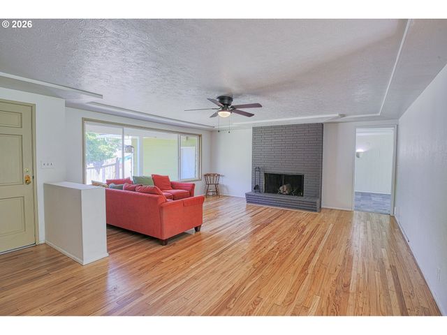 7077 MAIN St, Springfield, OR 97478