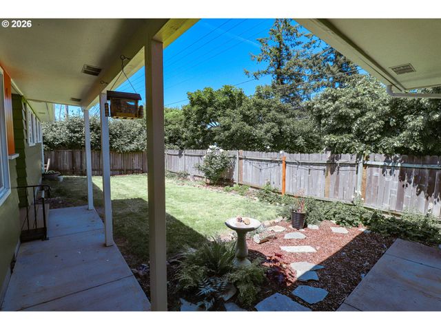 7077 MAIN St, Springfield, OR 97478